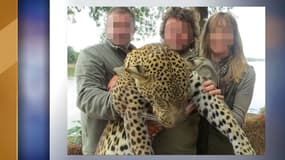 La famille mise en cause, avec un léopard mort.
