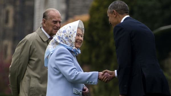 La reine Elizabeth salue Barack Obama dans les jardins du château de Windsor, le 22 avril 2016
