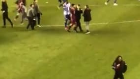 Sergio Agüero provoqué par les fans de Wigan