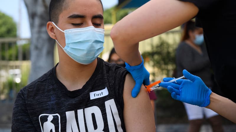 Un adolescent se fait vacciner contre le Covid-19 à Los Angeles (États-Unis), le 14 mai 2021. (PHOTO D'ILLUSTRATION)