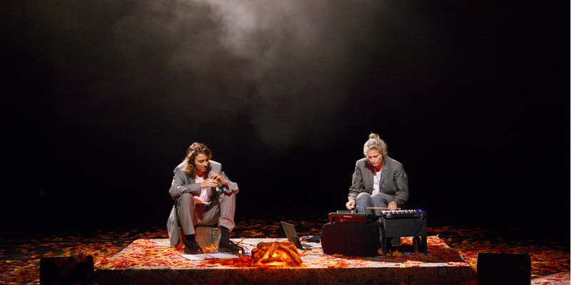 Le spectacle "Voir clair avec Monique Wittig", avec Adèle Haenel et Caro Geryl, au Théâtre des Bouffes du Nord