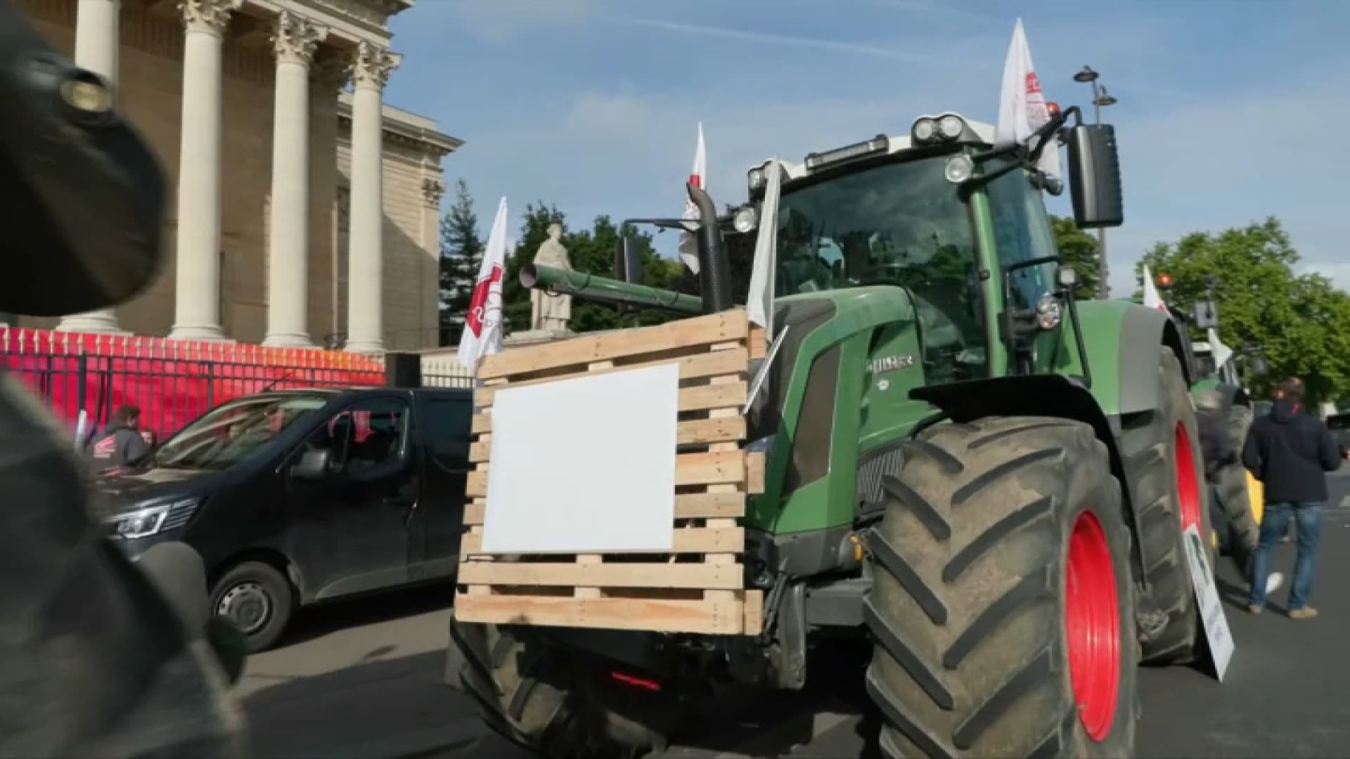Des tracteurs d'agriculteurs devant l'Assemblée nationale le 26 mai 2025 Des tracteurs d'agriculteurs devant l'Assemblée nationale le 26 mai 2025