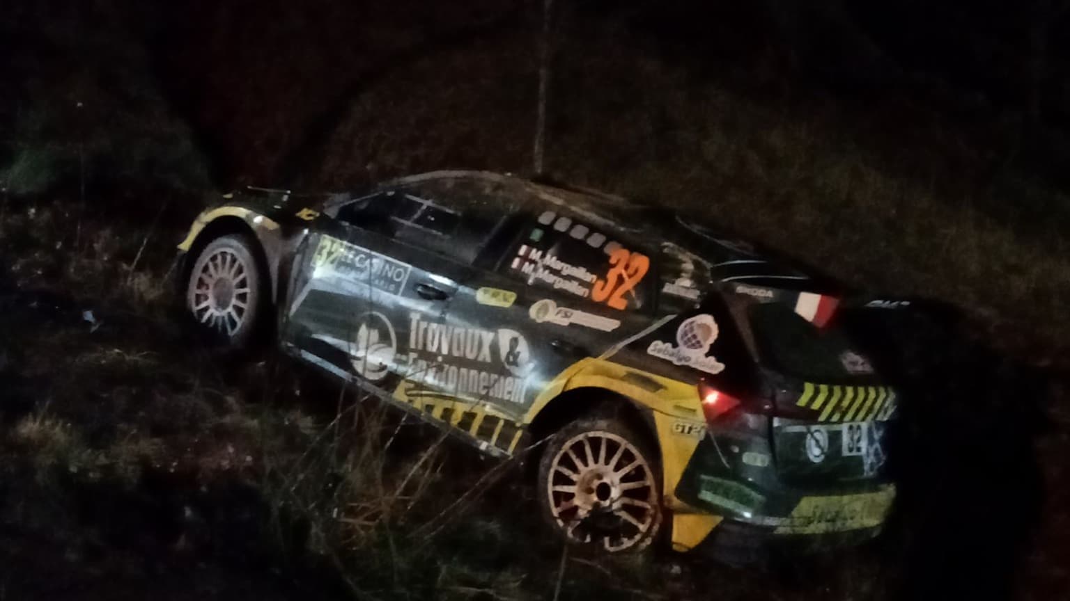 La voiture de Matthieu et Mathilde Margaillan après une sortie de route sur le rallye Monte-Carlo le 22 janvier 2025.