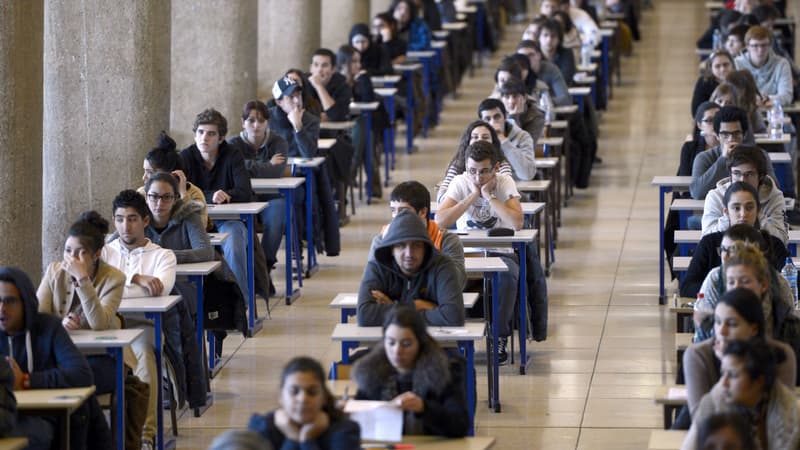 Des étudiants en première année de médecine passent leur examen de fin de premier semestre en décembre 2012 à Marseille.