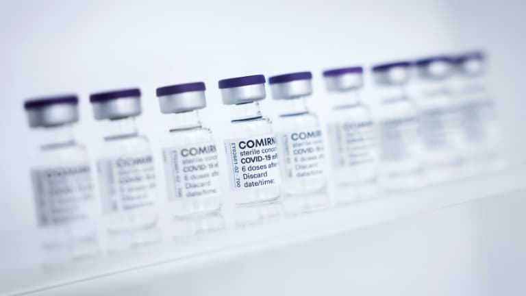 Des flacons du vaccin de Pfizer contre le coronavirus, le 30 avril 2021 dans une usine de production à Reinbek (Allemagne)