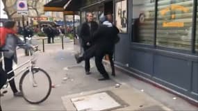 Alexandre Benalla s'en prend à une deuxième personne, le 1er mai 2018 place de la Contrescarpe à Paris. 