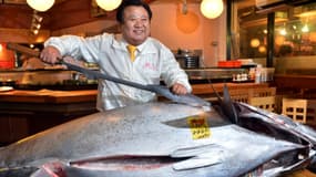Le restaurateur Kiyoshi Kimura, avec le thon de 222 kilos, qu'il vient d'acheter pour 1,8 millions de dollars.