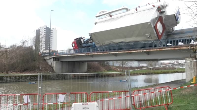 Meurthe-et-Moselle: les images spectaculaires d'un convoi exceptionnel sur le point de basculer au dessus d'un pont