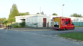 Un camion de pompiers devant l'école primaire de Fère-Champenoise, Marne, le 4 juin 2024