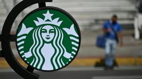 Le logo de Starbucks s'affiche sur le supermarché YEET! de Caracas, le 23 décembre 2021