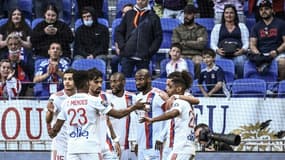 L'attaquant de Lyon Moussa Dembélé félicité par ses coéquipiers après un but contre Bordeaux, le 17 avril 2022 à Décines-Charpieu