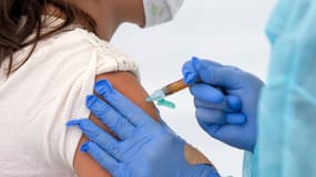 Une patiente se fait vacciner dans une clinique de Los Angeles (États-Unis), le 12 août 2020.