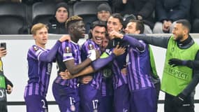 Les joueurs toulousains célèvrent leur but sur la pelouse des Autrichiens de Linz ASK