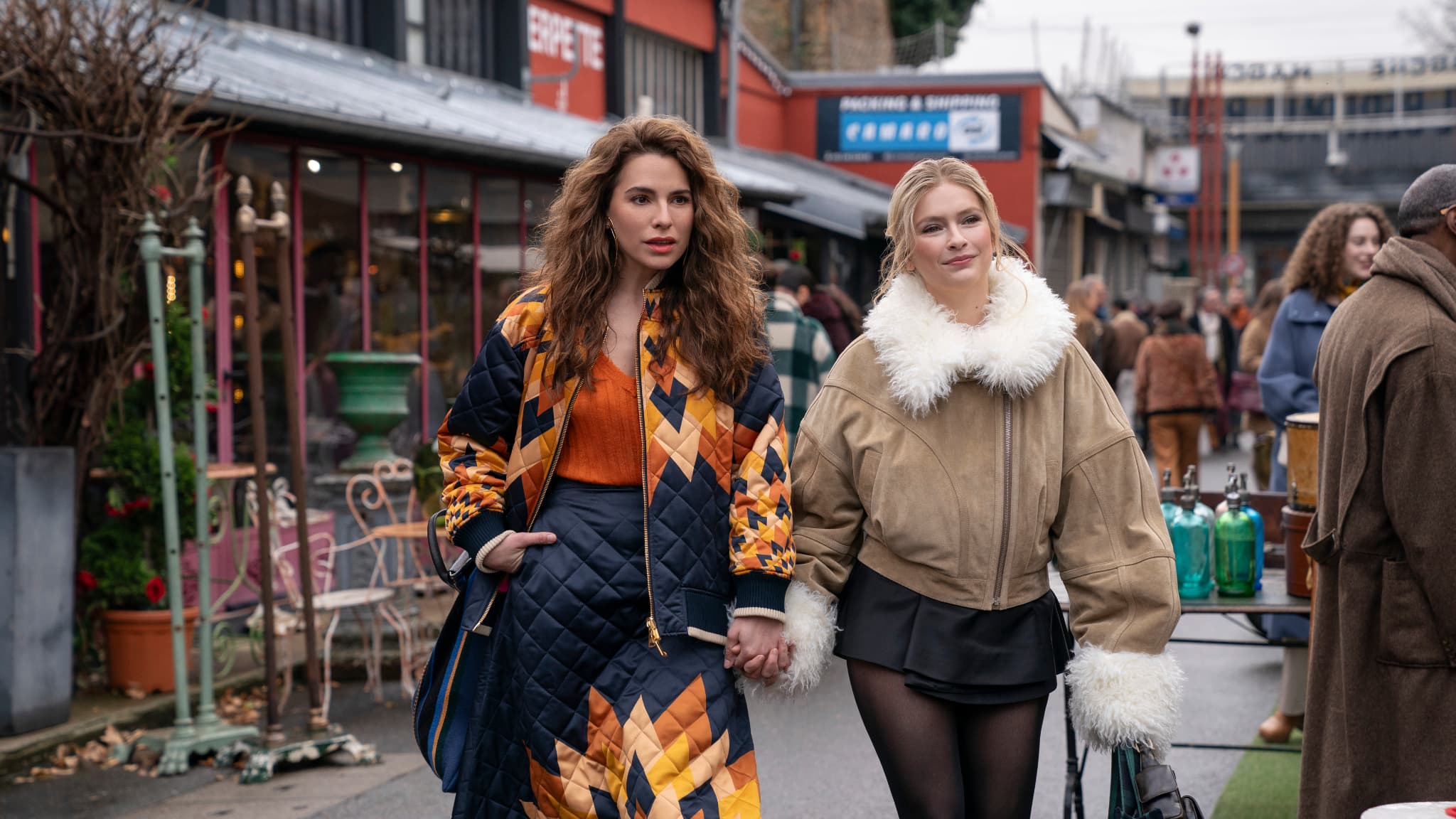 Sofia (Melia Kreiling) et Camille (Camille Razat) au marché aux puces de Saint Ouen, dans la saison 4 de la série "Emily in Paris".