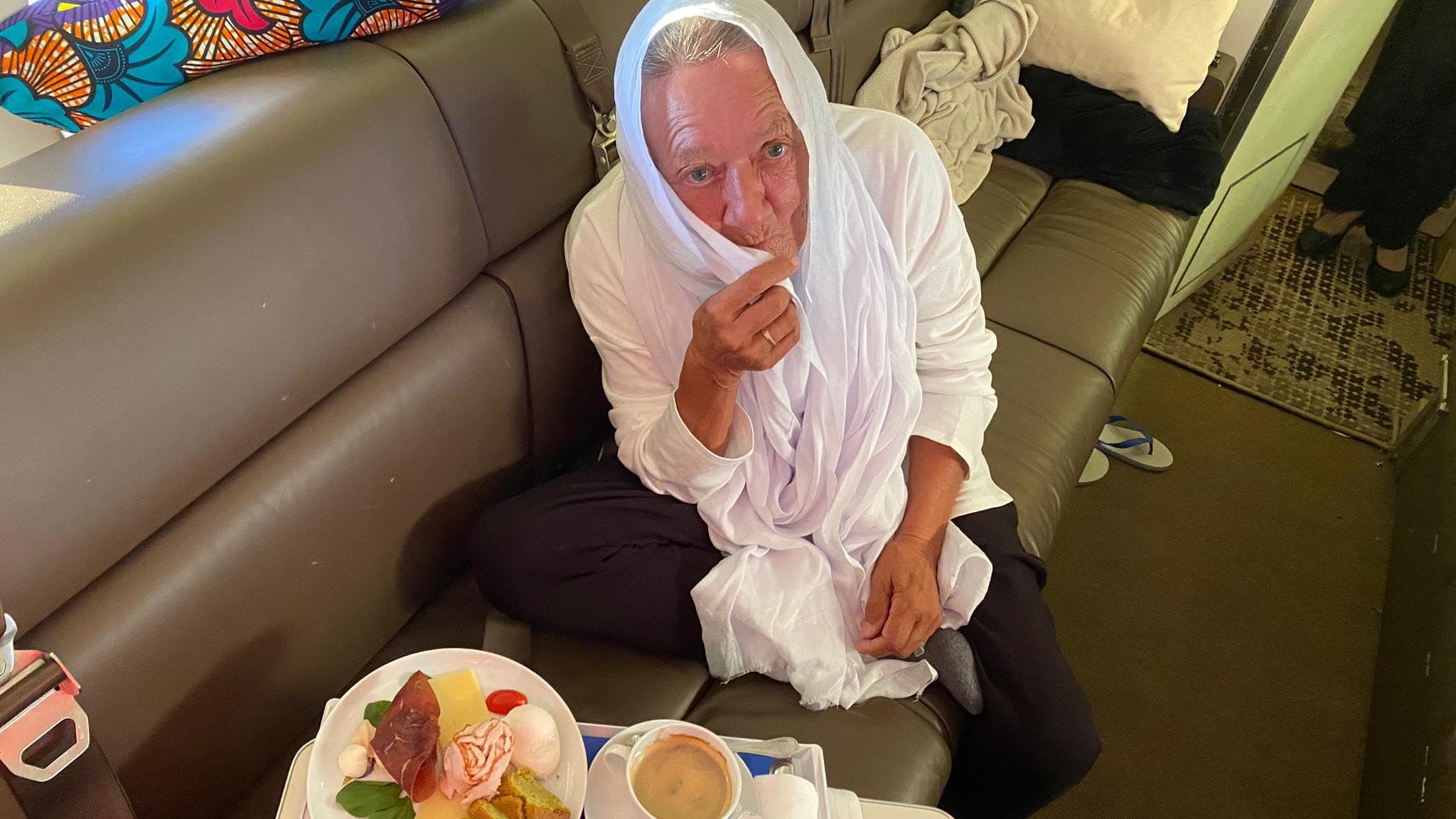 Sophie Pétronin dans l'avion la ramenant de Bamako vers Paris ce 9 octobre 2020.
