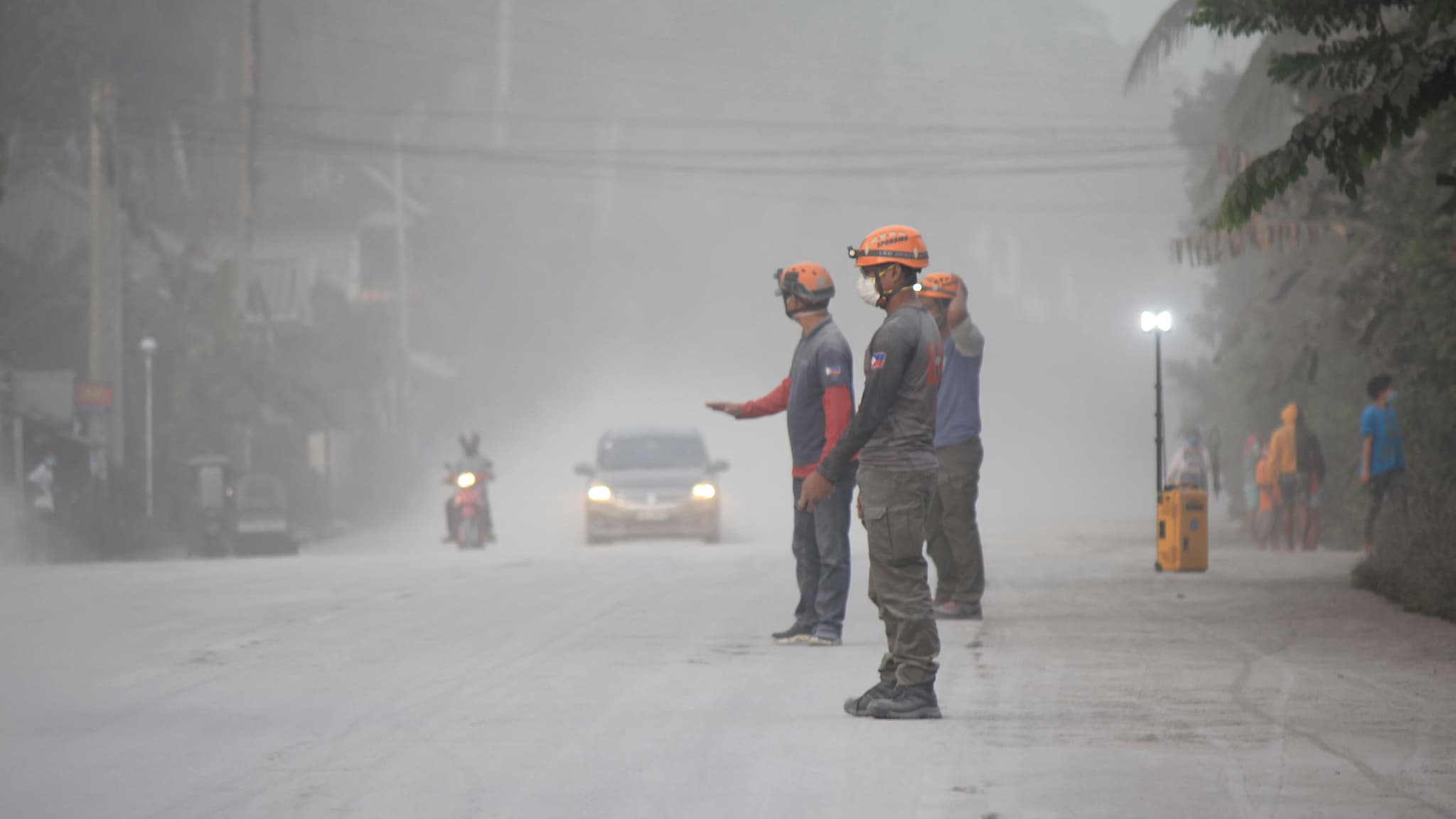Route philippine recouverte de cendres le 12 juin 2022. 