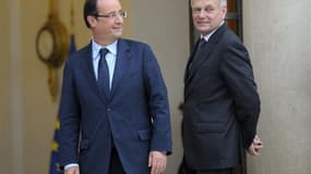 La cote de confiance de Jean-Marc Ayrault augmente de 4 points en juillet, à 54% tandis que celle de François Hollande est stable à 55%, d'après un baromètre TNS Sofres-Sopra Group. /Photo prise le 26 juin 2012/REUTERS/Philippe Wojazer