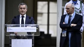 Le nouveau ministre de la Justice, Gérald Darmanin, s'adresse à son prédécesseur, le ministre sortant Didier Migaud, lors de la cérémonie de passation de pouvoirs à Paris, le 24 décembre 2024. 