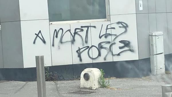 Des messages hostiles à la police tagués sur des murs à Ivry-sur-Seine. Des messages hostiles à la police tagués sur des murs à Ivry-sur-Seine.