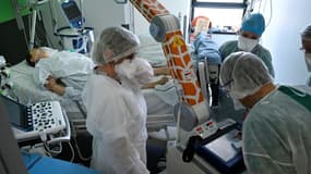 Des soignants s'occupent d'un patient atteint du Covid-19 à l'hôpital Pasteur de Colmar, dans l'est de la France, le 22 avril 2021