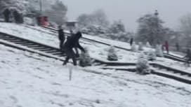 A Montmartre, certains profitent de la neige pour skier