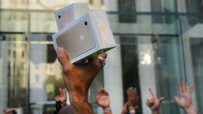 Pour son modèle anniversaire, Apple pourrait dévoiler un iPhone X dont la version haut de gamme pourrait atteindre 1200 dollars.