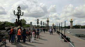 Le Pont Alexandre III, fermé à la circulation routière en raison de la construction des installations des Jeux Olympiques et Paralympiques de Paris 2024, à Paris le 17 mai 2024