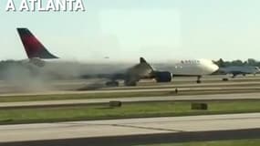 Le réacteur en feu, un avion atterrit en urgence à Atlanta