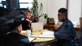 Un groupe de jeunes collègues en train de travailler (Photo d'illustration).