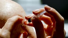 Une personne se fait vacciner contre le Covid-19, le 2 décembre 2022