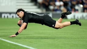 Le joueur des All Blacks David Havili marque un essai contre la Namibie en Coupe du monde de rugby