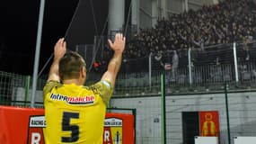 Alexis Zmijak, défenseur du Pays de Cassel (R1), salue les ultras du PSG dont il fait partie