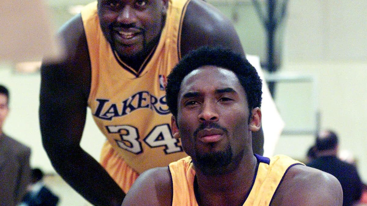 Kobe Bryant (premier plan) et Shaquille O'Neal lors du media day des Lakers en octobre 2000 Kobe Bryant (premier plan) et Shaquille O'Neal lors du media day des Lakers en octobre 2000