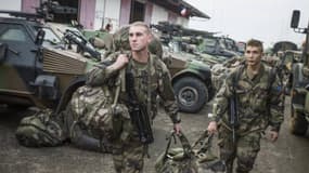 Des soldats français préparent leur paquetage à Douala, au Cameroun, pour rejoindre la Centrafrique.