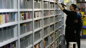 Le Parlement a adopté définitivement mardi le projet de loi sur les "emplois d'avenir" qui prévoit la création de 150.000 postes pour les jeunes de 16 à 25 ans peu ou pas qualifiés. /Photo d'archives/REUTERS/Fabrizio Bensch