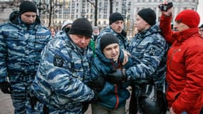 Des policiers russes arrêtent un manifestant à Moscou, le 5 novembre 2017. 