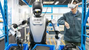Un robot humanoïde apprend à trier des composants au centre de formation et de collecte de données sur les robots humanoïdes de Qingdao, dans la province chinoise du Shandong, le 12 janvier 2026.