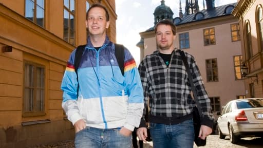 Peter Sunde et Fredrik Neij arrivant à leur procès en appel en 2010