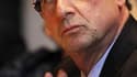 François Hollande, candidat à la primaire socialiste en vue de l'élection présidentielle de 2012, propose d'inscrire dans la Constitution de nouvelles règles entre partenaires sociaux afin de favoriser des relations "plus équilibrées et plus responsables"
