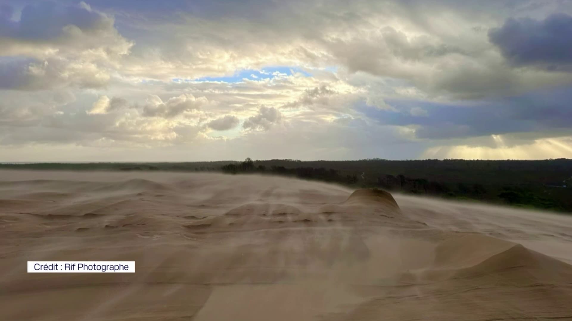 Une photo de la dune du Pilat lors de la tempête Domingos début novembre, prise par le photographe Philippe Courqueux.