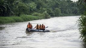 Une équipe de secours recherchent cinq personnes portées disparues après deux accidents de bateau, le 13 avril 2017 sur l'île de Java, en Indonésie