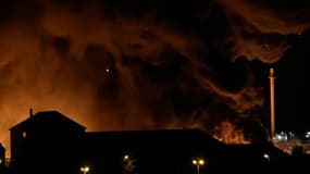 Une usine classée Seveso de Rouen ravagée par un important incendie - Témoins BFMTV