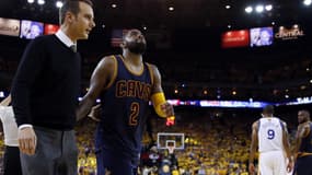 Kyrie Irving rejoint les vestiaires jeudi lors de la prolongation de Golden State - Cleveland (108-100)