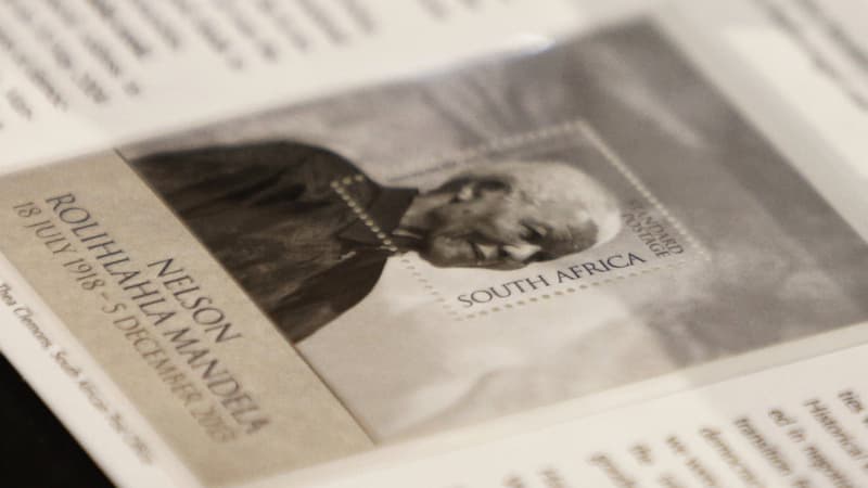 Le nouveau timbre à l'effigie de Nelson Mandela été dévoilé mardi 11 février.