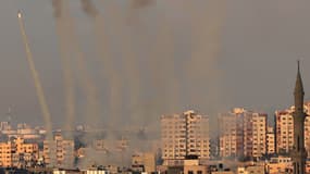 Une salve de roquettes tirée depuis Gaza vers Israël le 10 octobre 2023