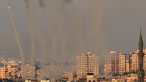 Une salve de roquettes est tirée par des militants palestiniens depuis Gaza vers Israël le 10 octobre 2023. Israël a déclaré avoir repris les zones frontalières de Gaza au Hamas alors que le bilan de la guerre a dépassé les 3 000 morts le 10 octobre, le quatrième jour de combats exténuants depuis que les islamistes ont lancé une attaque surprise.