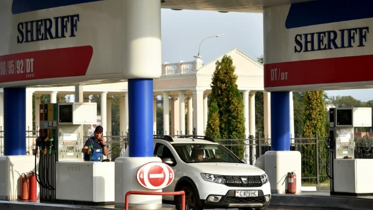 Un automobiliste fait le plein dans une station d'essence à Tiraspol, la capitale de la Transdniestrie séparatiste, à l'est de l'Ukraine, le 11 septembre 2021 