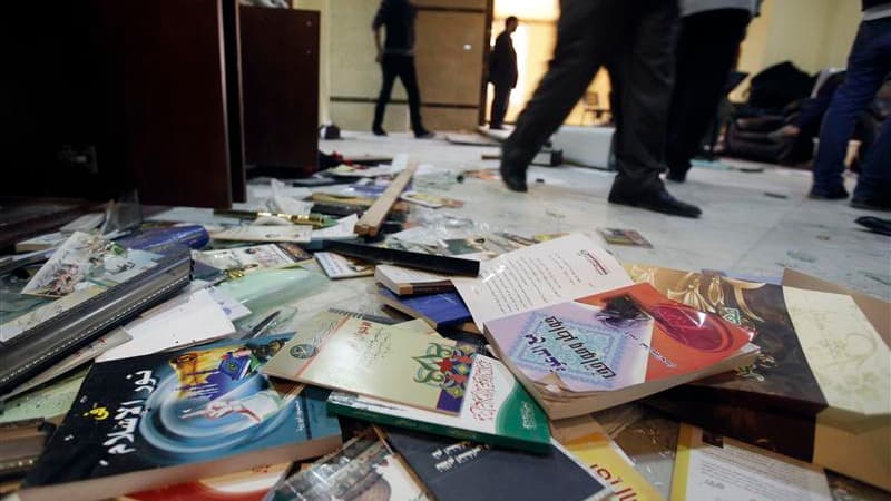 Bureau saccagé des Frères musulmans au Caire. L'armée égyptienne a fait entendre sa voix samedi après plusieurs jours de crise politique et de manifestations en Egypte, lançant un appel au dialogue et affirmant que la violence ne pouvait être tolérée. /Ph