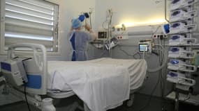 Un membre du personnel soignant dans une chambre préparée pour un malade du Covid-19 à l'hôpital de Mamoudzou, sur l'île de Mayotte, le 11 juin 2020