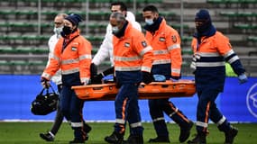 Neymar sorti sur civière avec le PSG